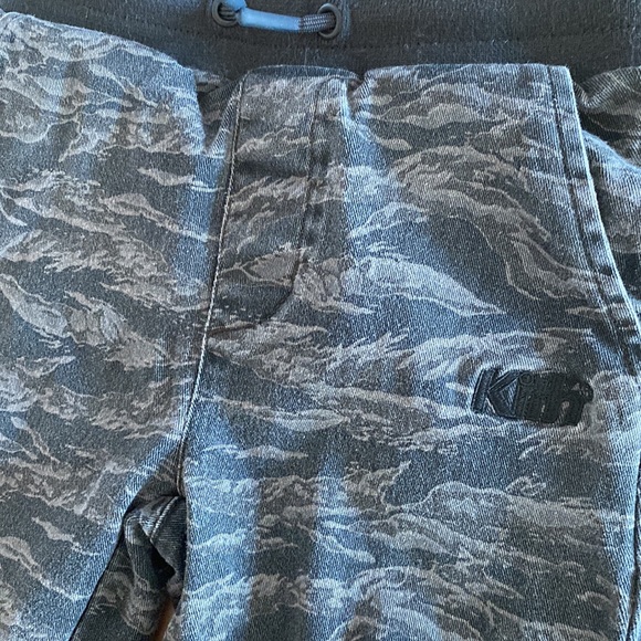 Kith canvas boys pants with black drawstring waist band. - Picture 5 of 5